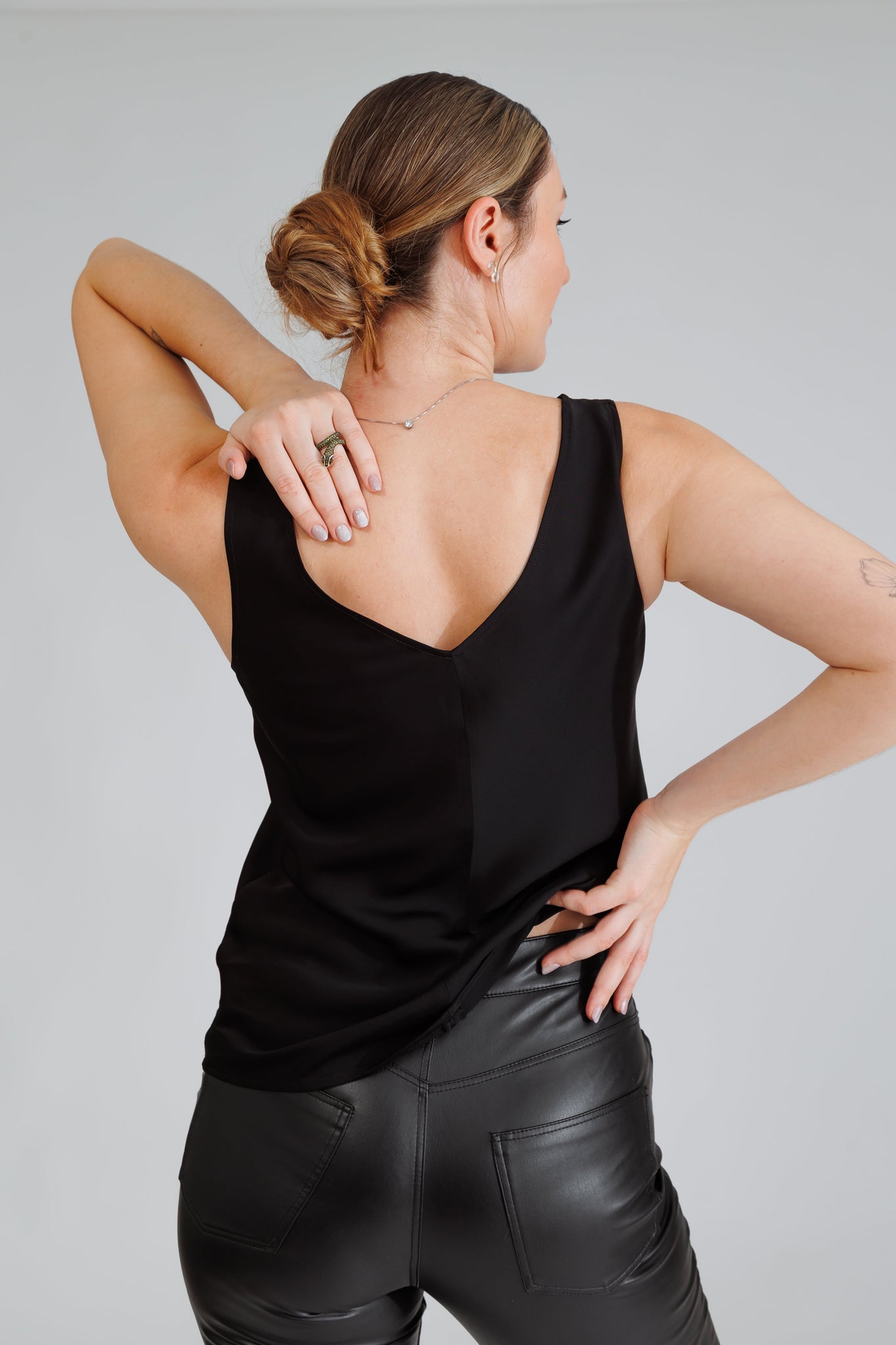 NIXIE TOP IN BLACKOUT - interlue